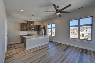 205 Co Rd 105 in Salida, CO - Foto de edificio - Building Photo