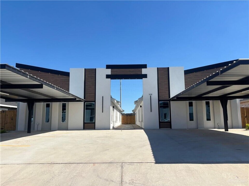 4 N Emerald Ave in Edinburg, TX - Building Photo