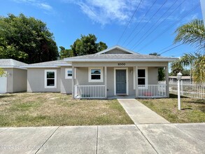 1000 Dames St in Titusville, FL - Foto de edificio - Building Photo