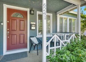 6241 Canby Ave in Tarzana, CA - Foto de edificio - Building Photo