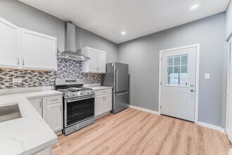 5025 W Huron St in Chicago, IL - Building Photo - Building Photo