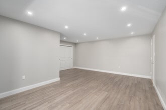 Helfrich Springs in Whitehall, PA - Foto de edificio - Building Photo