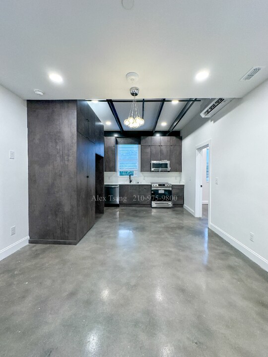 630 Montana St-Unit -203 in San Antonio, TX - Building Photo