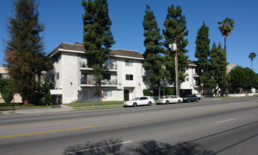 6939-6949 Woodman Ave in Van Nuys, CA - Building Photo - Building Photo