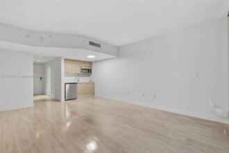 1756 N Bayshore Dr, Unit 10H in Miami, FL - Building Photo - Building Photo
