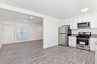 Aurora Vista Apartments in Van Nuys, CA - Building Photo - Building Photo