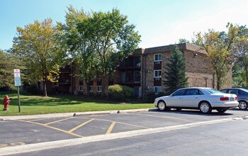 Highland Crossing Condominiums in Schaumburg, IL - Foto de edificio - Building Photo