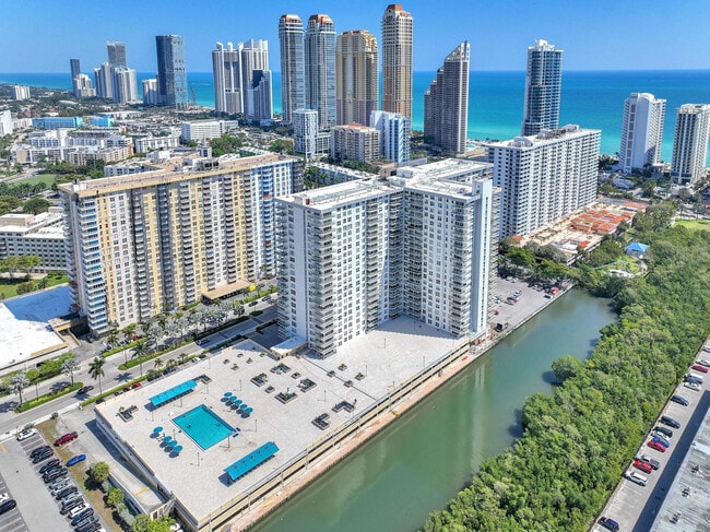 230 174th St in Sunny Isles Beach, FL - Foto de edificio - Building Photo