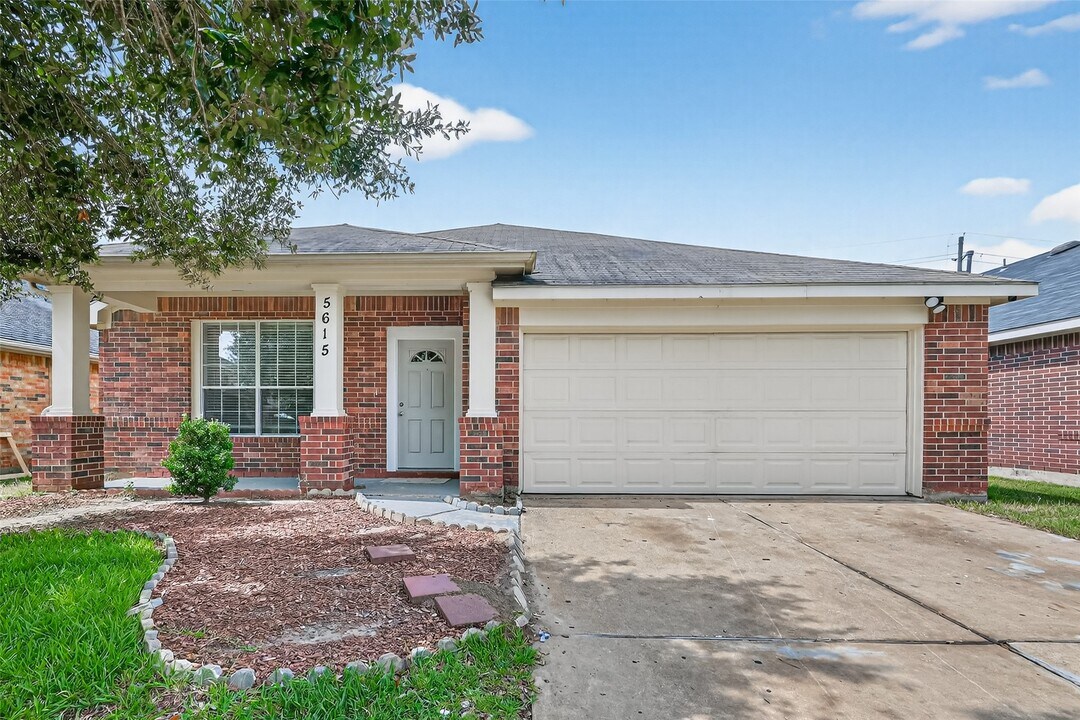 5615 Brookhollow Oaks Trail in Houston, TX - Building Photo