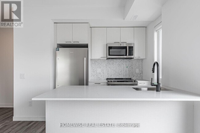 20-T20 Ed Clark Gdns in Toronto, ON - Building Photo - Building Photo