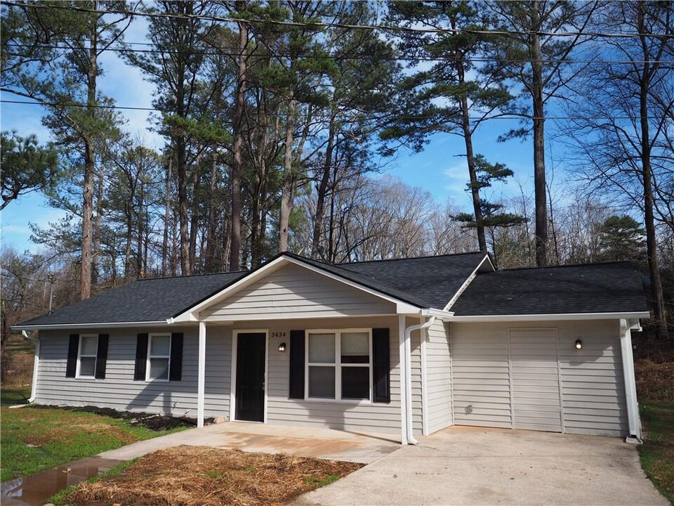 3434 Clarks Bridge Rd in Gainesville, GA - Building Photo