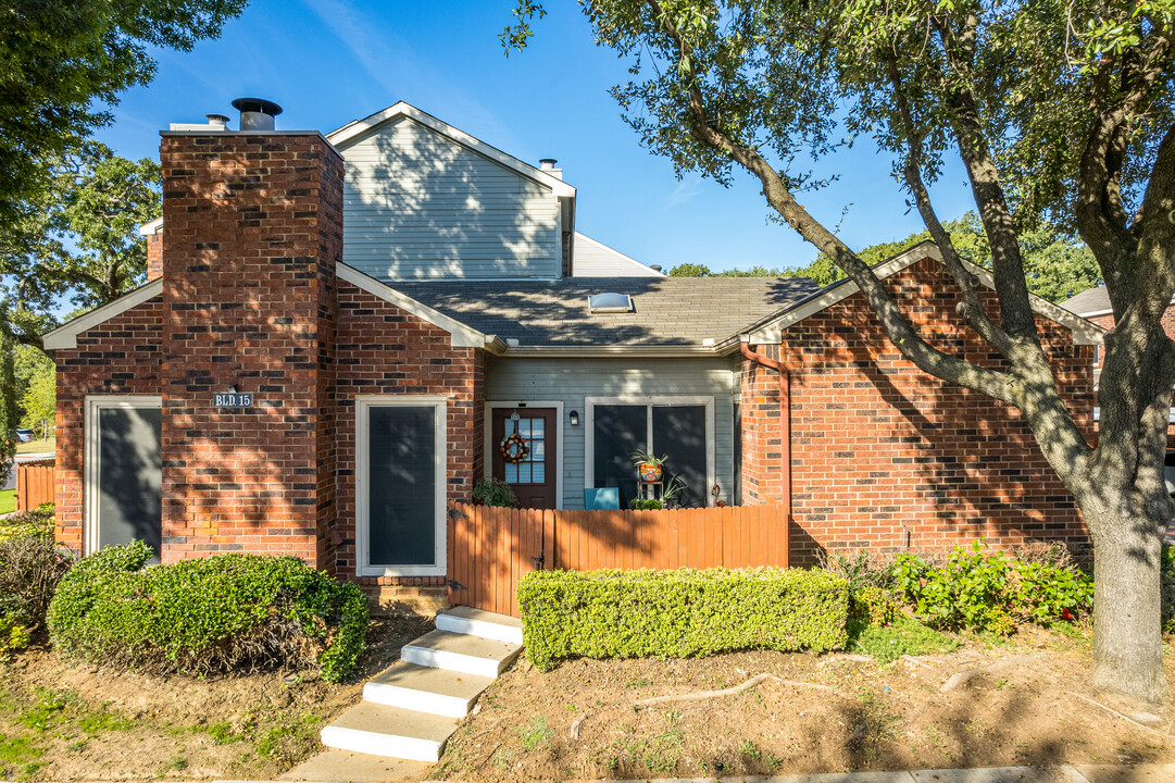 Willow Ridge in Euless, TX - Building Photo