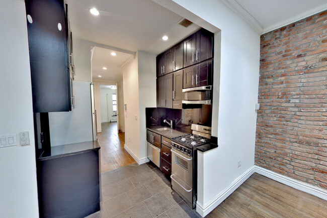 property at 420 W 51st St