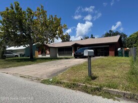 496 Poinciana Dr in Melbourne, FL - Building Photo