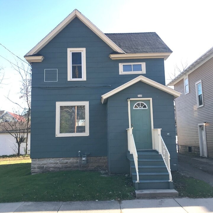 740 Wright St in Oshkosh, WI - Building Photo