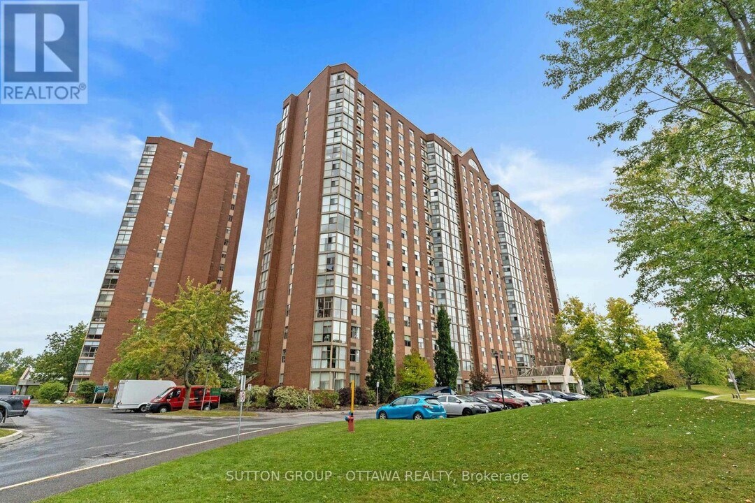 2760 Carousel Crescent in Ottawa, ON - Building Photo