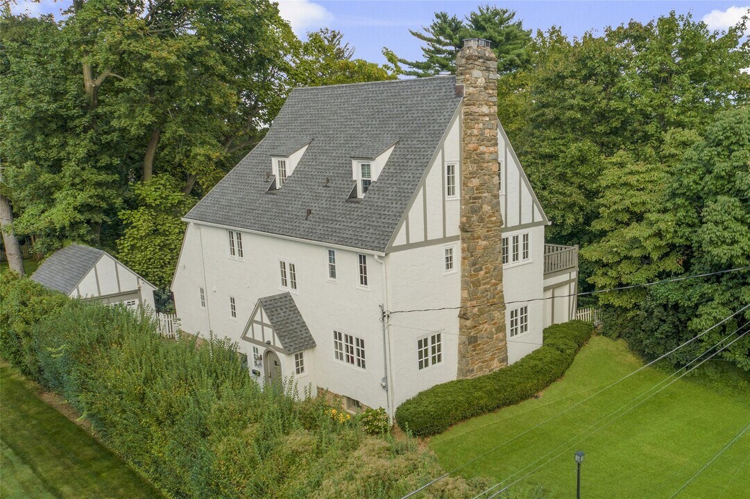 23 Lyons Pl in Larchmont, NY - Building Photo
