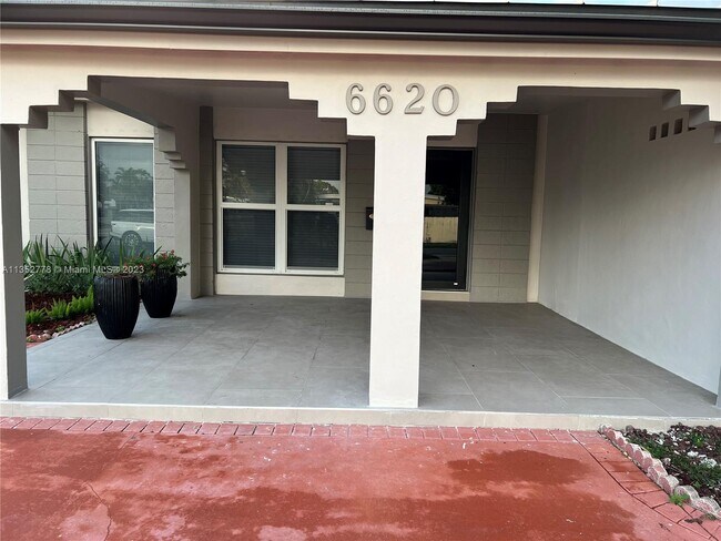 6620 W 11th Ct in Hialeah, FL - Foto de edificio - Building Photo