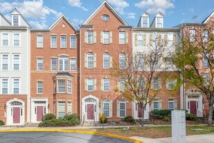 5675 Harrington Falls Ln in Alexandria, VA - Building Photo