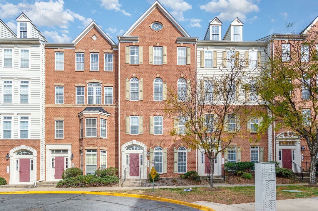 5675 Harrington Falls Ln in Alexandria, VA - Foto de edificio