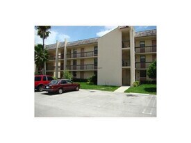 8433 Forest Hills Dr in Coral Springs, FL - Building Photo