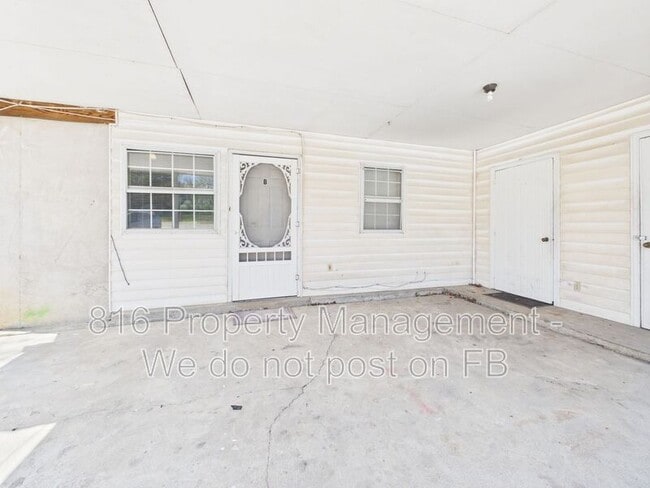 402 S Commercial Ave in Smithville, MO - Building Photo - Building Photo