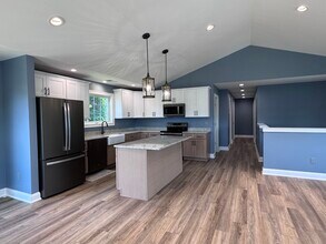 21 Charles St in Enfield, CT - Building Photo - Building Photo