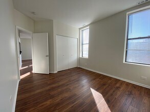 1461 W Fullerton Ave, Unit 2 F in Chicago, IL - Building Photo - Building Photo