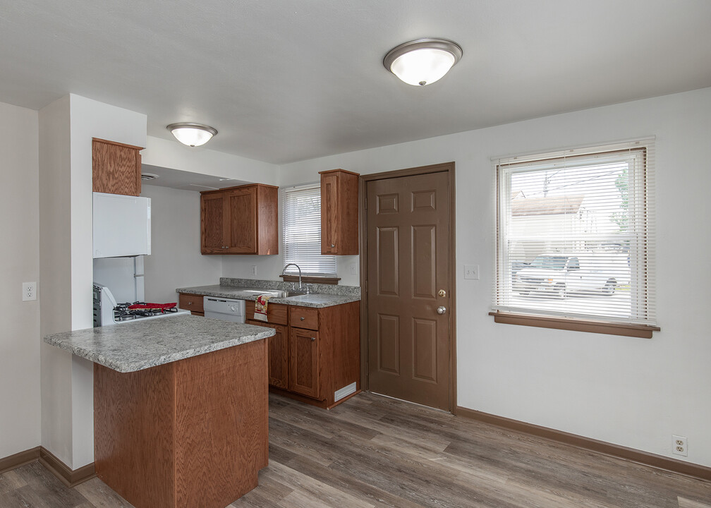 2124 Grant St, Unit Remodeled 2 bed 1 bath in Bettendorf, IA - Building Photo