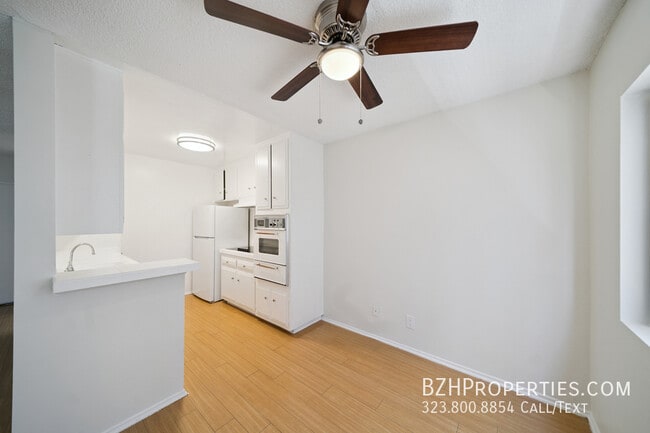 7030 Lanewood Ave in Los Angeles, CA - Building Photo - Building Photo