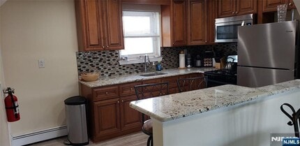 2-31-31 Virginia Dr in Fair Lawn, NJ - Foto de edificio - Building Photo