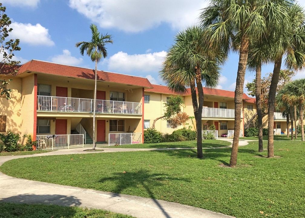 The Courtyards At Cimarron in Oakland Park, FL - Building Photo