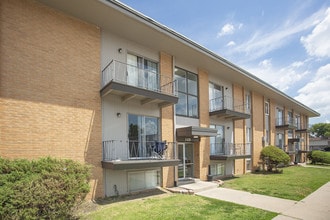 Skyline Apartments in Wichita, KS - Foto de edificio - Building Photo
