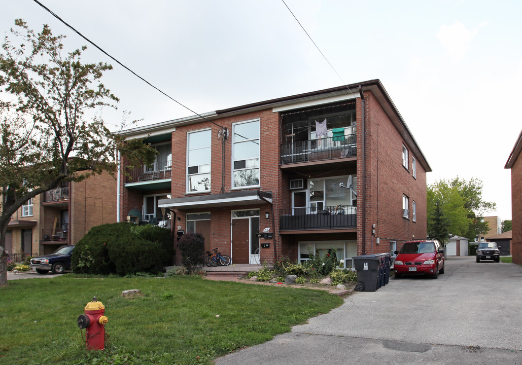 16-18 Wasdale Cres in Toronto, ON - Building Photo