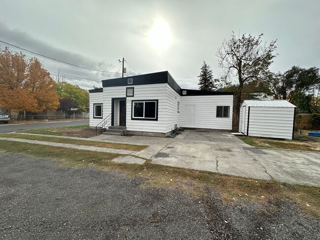 property at 213 SE 16th St