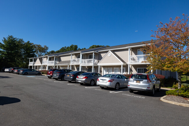 Woodbury Gardens in Woodbury, NY - Building Photo - Building Photo