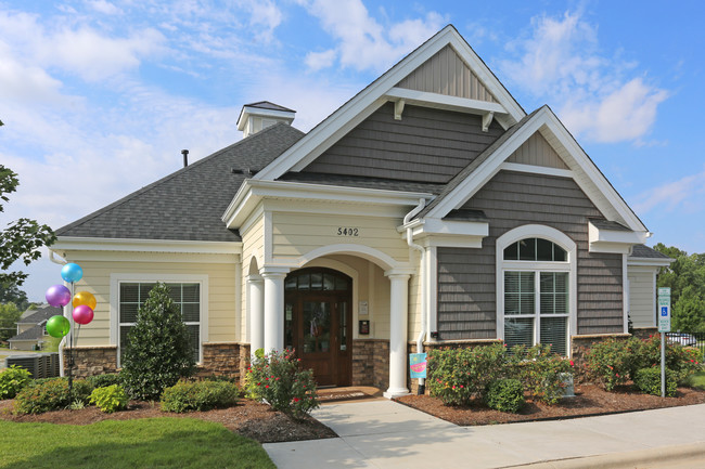 New Garden Square in Greensboro, NC - Building Photo - Building Photo