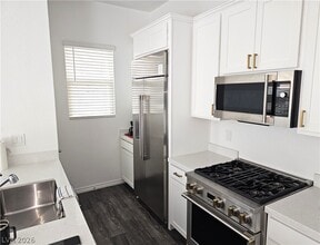 921 Mayfield Mnr Ln in Las Vegas, NV - Building Photo - Building Photo