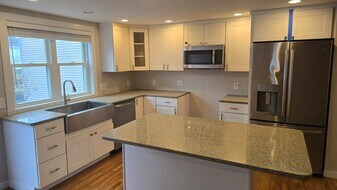 15 Lafayette Terrace, Unit B in North Hampton, NH - Building Photo