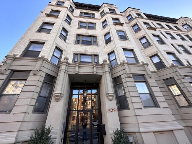 830 Beacon St, Unit 302 in Boston, MA - Foto de edificio - Building Photo