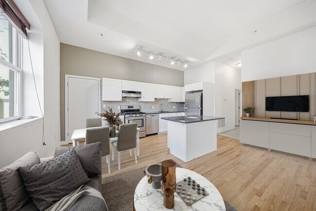 156 Chelsea St, Unit #103 in Boston, MA - Building Photo - Building Photo