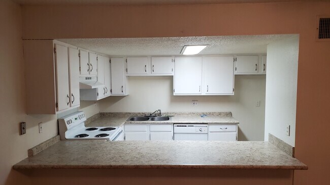 311 Meadows Dr in Destrehan, LA - Foto de edificio - Building Photo