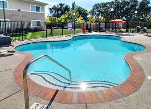 Washington Court in Gridley, CA - Foto de edificio - Building Photo