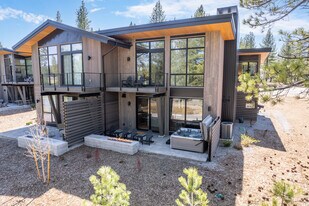 10131 Jake's Wy in Truckee, CA - Building Photo