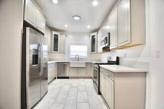 2214 Elsinore St in Los Angeles, CA - Foto de edificio - Building Photo