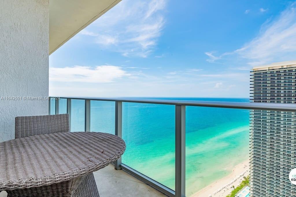 4111 S Ocean Dr in Hollywood, FL - Building Photo