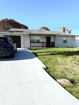 699 NW Riverside Dr in Port St. Lucie, FL - Building Photo