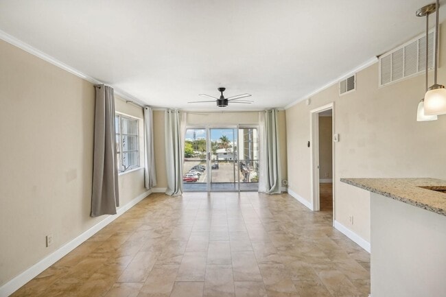 3040 NE 16th Ave, Unit 402 in Oakland Park, FL - Foto de edificio - Building Photo