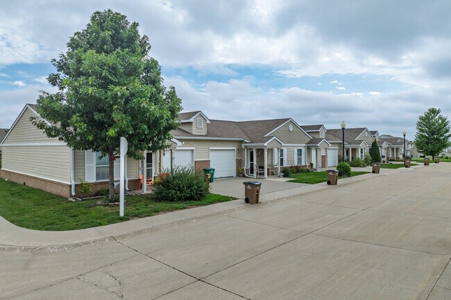Meadow Vista Senior Villas in Altoona, IA - Foto de edificio - Primary Photo