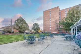 Chapel House Senior Apartments - Age 62+ in Louisville, KY - Foto de edificio - Building Photo